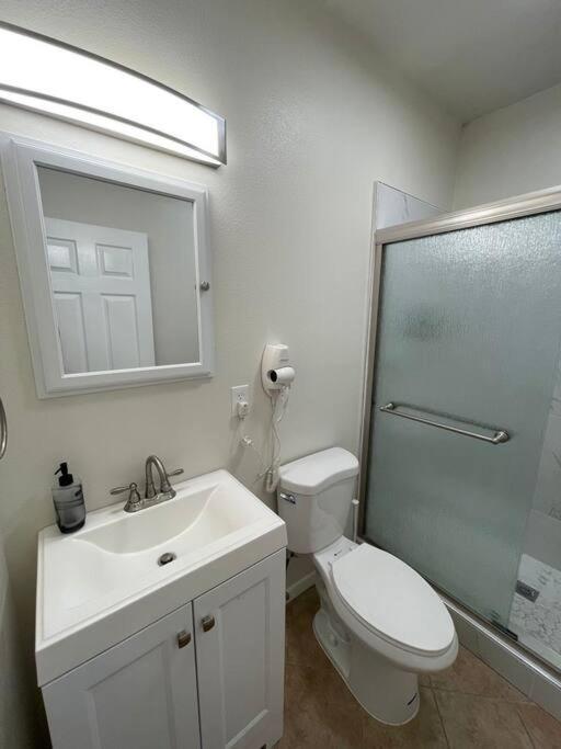 Brand New 2Br Cute Blue Led In North Fresno Apartment Exterior foto